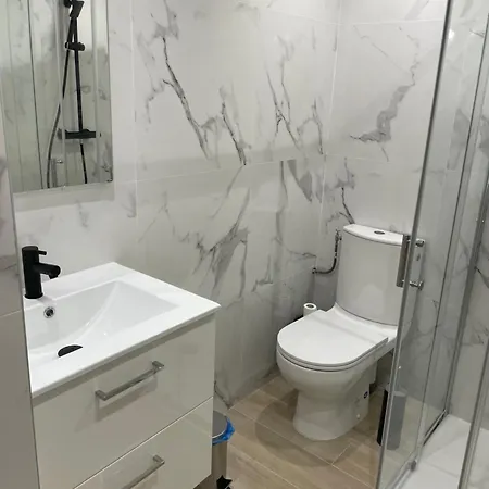 Beau Proche Mer, Gare Et Commerces アンティーブ