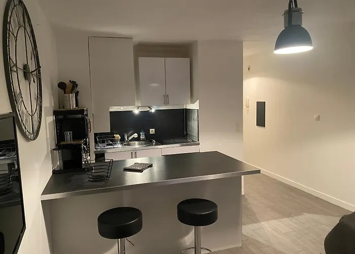 Beau Proche Mer, Gare Et Commerces